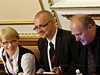 Poslanci Stanislav Huml, Jaroslav krka a Kristna Ko, kte odeli z klubu Vc Veejnch, usedli pohromad v jedn lavici u zdi