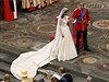 Kate Middletonová procházela nejen "alejí" osmi strom dovezených kvli svatb do katedrály, ale také mezi barvitou záplavou slavnostního obleení svatebních host.