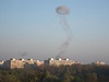 Snímek oblaku, který zstal na obloze po výbuchu nitroglycerinu v pardubické Explosii.