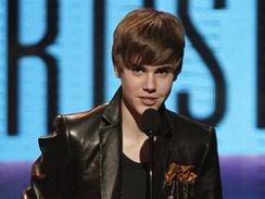 V Los Angeles se v noci na pondl udlely  American Music Awards. tyi soky zskal sedmnctilet idol Justin Bieber 