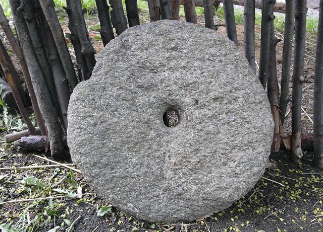 Kopal jámu, našel 1000 let starý kámen na mletí obilí | Věda | Lidovky.cz
