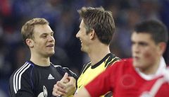 Manuel Neuer a Van der Sar.