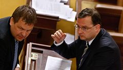 Mimoádná schze poslanecké snmovny k vyslovení nedvry vlád - Petr Tlucho a Petr Neas