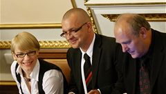 Poslanci Stanislav Huml, Jaroslav �kárka a Kristýna Ko�í, kte�í ode�li z klubu V�cí Ve�ejných, usedli pohromad� v jedné lavici u zdi