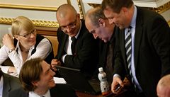 P�esazování poslanc� Stanislava Humla, Jaroslava �kárky a Kristýny Ko�í. P�ihlí�ejí Michal Babák a Petr Tlucho� 