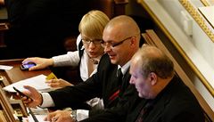 V zadní lavici. Poslanci Stanislav Huml, Jaroslav �kárka a Kristýna Ko�í