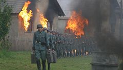 Nmetí vojáci zapalují domy v Lidicích ve stejnojmenném filmu.