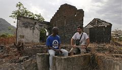 Z turistickéko komplexu v Sierra Leoně zbyly jen trosky, syn půvobního majitele ho chce znovu vystavět a přilákat turisty do války zbídačené země.
