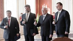 Prezident Václav Klaus jmenoval na Praském hrad nové ministry za pítomnosti premiéra Petra Nease: Radka merdu a Jana Kubiceho. 