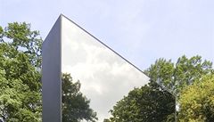 Minimalistická zrcadlová deska stojící uprost�ed nov� upraveného parku p�edstavuje d�stojný památník ob�tem komunismu z let 1948-1989. Nutí ka�dého k pohledu do vlastních o�í a k p�emý�lení. 