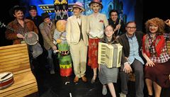 Vra�da v Posázavském Pacifiku - zleva Miroslav Babucký jako Old Banjo, Petr Buchá�ek jako Pr�vod�í, Bohumil Klepl v roli Klepa�e, Vojt�ch Havelka jako Willy, Petra Nakládalová v roli Luizy, Rozalie Havelková v roli pouli�ní zp�va�ky, Jakub �afr jako Muzik