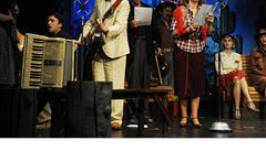 Vra�da v Posázavském Pacifiku - zleva Miroslav Babucký jako Old Banjo, Petr Buchá�ek jako Pr�vod�í, Bohumil Klepl v roli Klepa�e, Vojt�ch Havelka jako Willy, Petra Nakládalová v roli Luizy, Rozalie Havelková v roli pouli�ní zp�va�ky, Jakub �afr jako Muzik