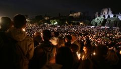 Tisíce lidí se v sobotu za soumraku sely v ímském antickém stadionu Circus Maximus na modlitbách v pedveer blahoeení bývalého papee Jana Pavla II