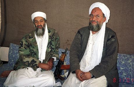 Usáma bin Ládin s Ajmánem Zavahrím na archivní fotografii
