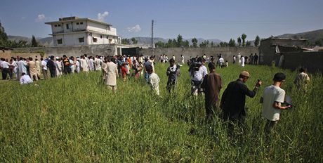 Lidé se shromaují poblí bin Ládinovy rezidence v Abbottábádu