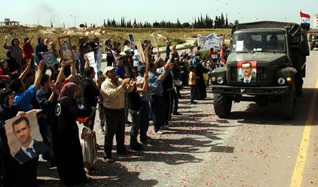 Fotografie oficiální syrské agentury - lidé vítají píjezd tank do msta Dará