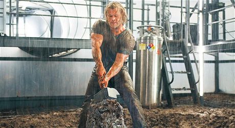 Kdy Thora (Chris Hemsworth) tatínek vyene mezi pozemany, má synek problém zvednout své boské kladivo. Zmní se to do konce filmu?