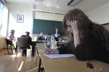 Studentka oktávy Matiního gymnázia v Ostrav se na potítku pipravuje na ústní zkouku státní maturity.
