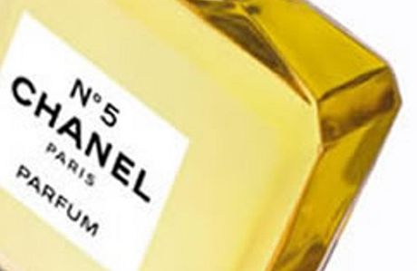 Legendární parfém Chanel N 5 slaví 90 let.