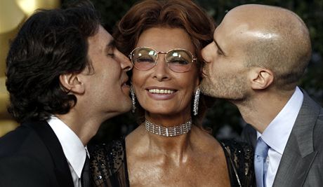 Hereka Sophia Lorenová dostává polibky od svých syn Carla a Edoarda.
