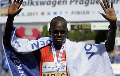 Kean Benson Kipchumba Barus v cíli 17. roníku Praského maratonu