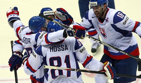 Slovenští hokejisté slaví gól v ruské síti. | na serveru Lidovky.cz | aktuální zprávy