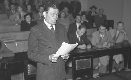 Herec Vlasta Burian ped zvlátní komisí ústedního národního výboru hlavního msta Prahy v ervenci 1946