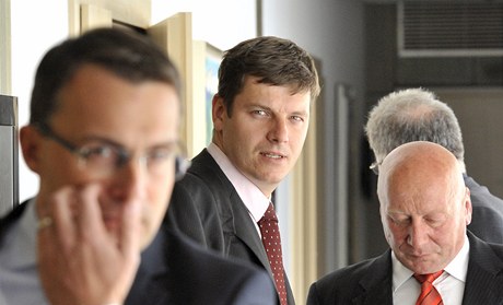 Právník Pavel Praák (vlevo), výkonný editel spolenosti Natland Group Lubor Svoboda a údajný majitel Slavie Antonín Franc (vpravo).
