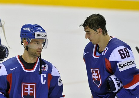 Slovensko - Finsko (Demitra a vpravo Jurcina).