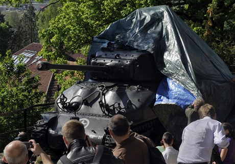 Legendrn americk tank M4 Sherman z druh svtov vlky byl odhalen v plzesk zoo v rmci Slavnost svobody.