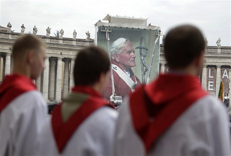 Polský pvecký sbor ped obí fotografií Jana Pavla II. na Svatopetrském námstí ve Vatikán.