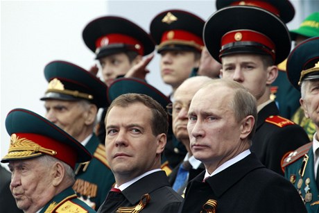Rusk prezident a premir s vlenmi veterny pi vojensk pehldce na Rudm nmst. 