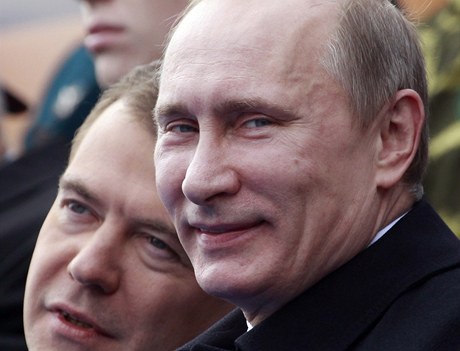 Ruský prezident  Dimitrij Medvedv a premiér Vladimír Putin.