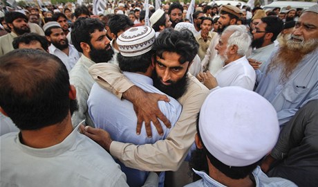 Tisce pkistnskch islamist se modlily za bin Ldina