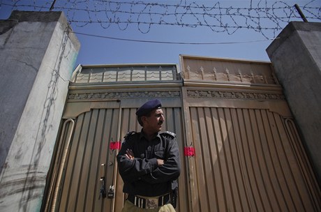 Pakistánský policista hlída dm, ve kterém byl dopaden a zabit Usáma bin Ládin