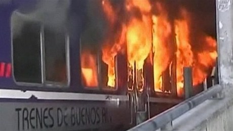 Zuiví cestující podpálili zpodné vlaky v Buenos Aires.
