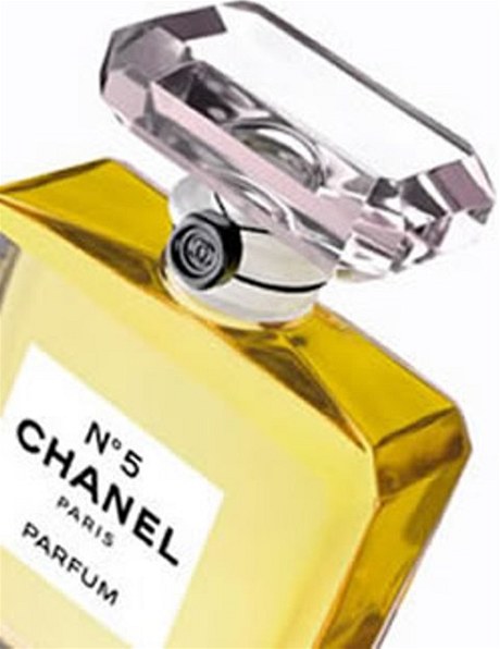 Legendární parfém Chanel N 5 slaví 90 let.