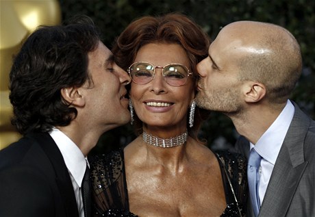 Herečka Sophia Lorenová dostává polibky od svých synů Carla a Edoarda.