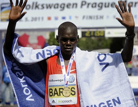 Kean Benson Kipchumba Barus v cíli 17. roníku Praského maratonu
