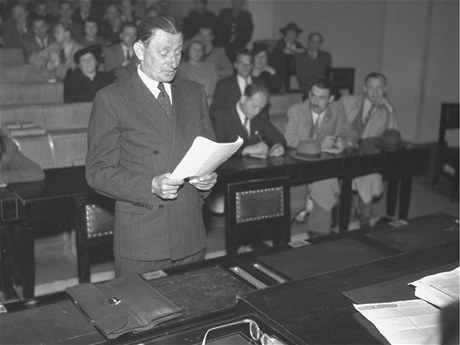 Herec Vlasta Burian ped zvlátní komisí ústedního národního výboru hlavního msta Prahy v ervenci 1946
