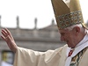 Pape Benedikt XVI. zdraví vící na Svatopetrském námstí ve Vatikán. 