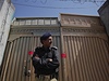 Pakistánský policista hlída dm, ve kterém byl dopaden a zabit Usáma bin Ládin