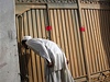 Zvdavý obyvatel Abbottábádu nakukuje do objektu, kde byl zabit Usáma bin Ládin.