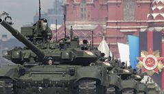 Pehlídku ukonila více ne stovka kus vojenské techniky, vetn  tank T-90.