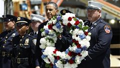 Obama po Usámov� smrti polo�il v�nec na míst�, kde stálo WTC