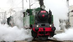 Historický vlak kolem trati rozséval požáry 