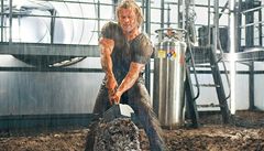 Kdy Thora (Chris Hemsworth) tatínek vyene mezi pozemany, má synek problém zvednout své boské kladivo. Zmní se to do konce filmu?
