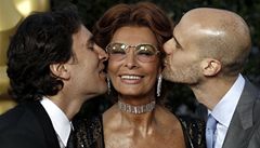Herečka Sophia Lorenová dostává polibky od svých synů Carla a Edoarda.