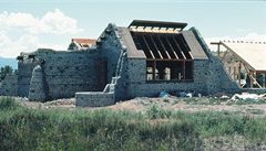 Ukázka trvale udržitelného bydlení v Novém Mexiku - dům zvaný zeměloď