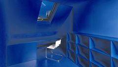 Barevné kontrasty v interiéru - modrý pokoj pro architektova syna 